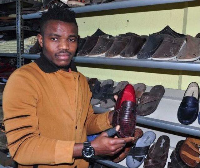 Nijeryalı Futbolcu, Manisa'da Ayakkabıcı Oldu