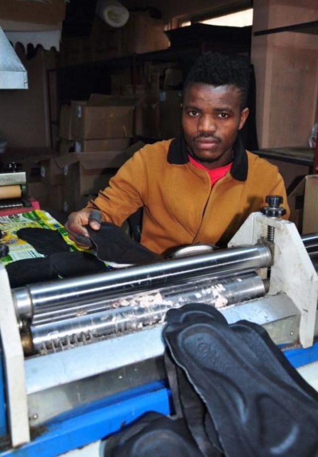 Nijeryalı Futbolcu, Manisa'da Ayakkabıcı Oldu