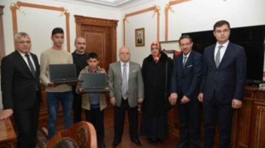 Vali, Şehit Ahmet Taş&rsquo;ın Kardeşlerine Laptop Hediye Etti