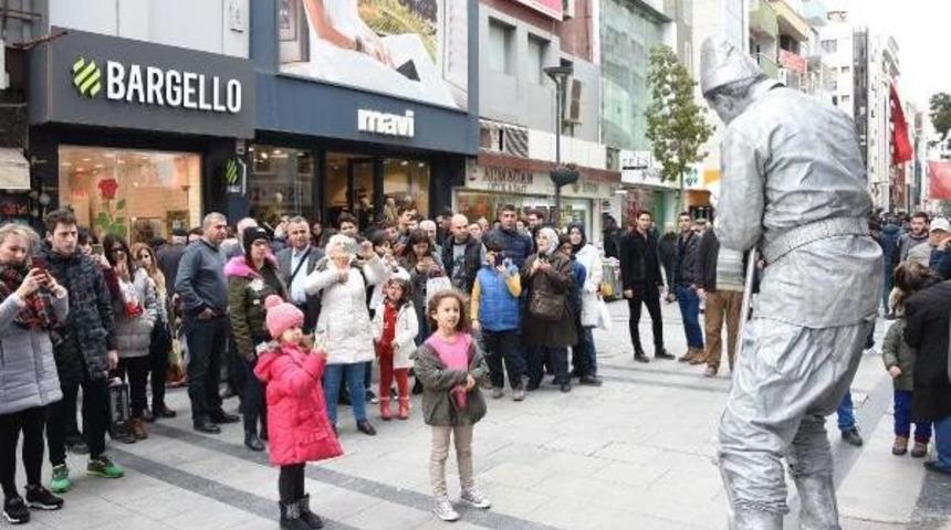Sokakta Elde T&uuml;fek '&ccedil;anakkale Ruhunu' Canlandırdı