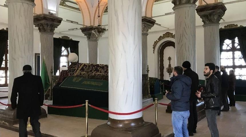 Bursa&rsquo;daki Sultan T&uuml;rbelerine Ayakkabı İle Girilmesine Tepki