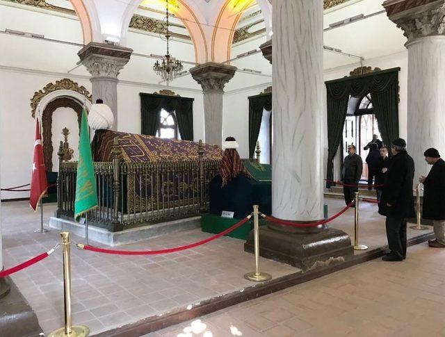 Bursa&rsquo;daki Sultan T&uuml;rbelerine Ayakkabı İle Girilmesine Tepki 1