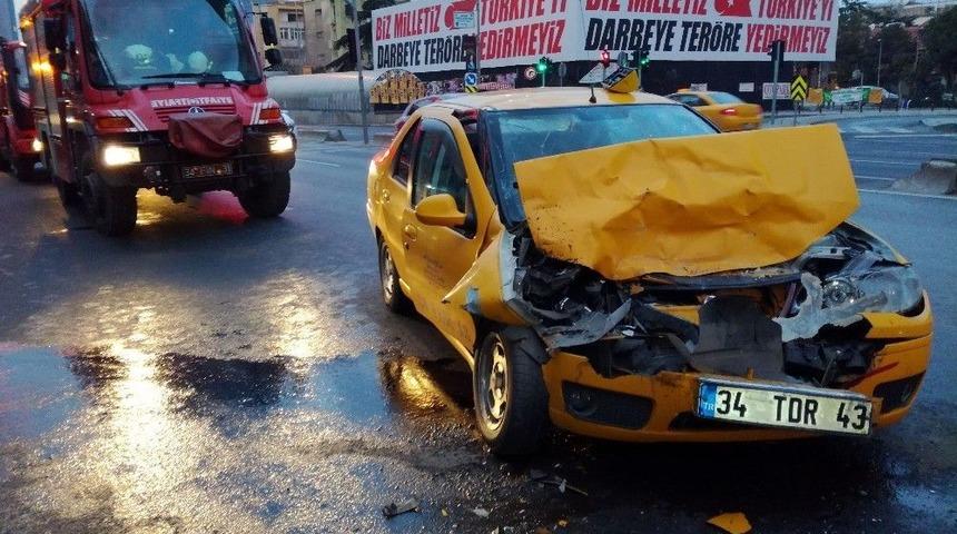 (&ouml;zel Haber) Şişli&rsquo;de Taksi Tur Otob&uuml;s&uuml;ne &Ccedil;arptı: 1 Yaralı