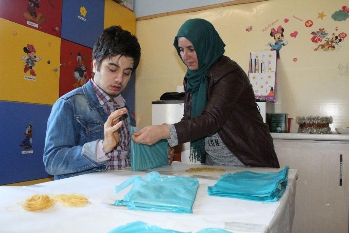 Otizmli &Ccedil;ocuklar Galoş &Uuml;retti, Aileleri Sevince Boğuldu