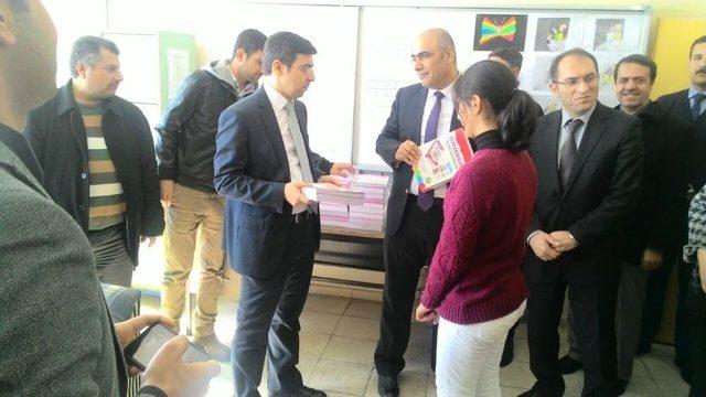 Malazgirt&rsquo;te Oyuncak Ve Kitap Dağıtımı 2