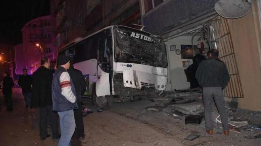 S&uuml;r&uuml;c&uuml;n&uuml;n Kontrol&uuml; Yitirdiği Minib&uuml;s Işyerine Girdi: 1 Yaralı