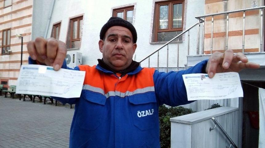 Temizlik İş&ccedil;isi Bulduğu 50 Bin Liralık &Ccedil;eki Sahibine Teslim Etti