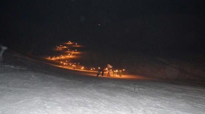 Bitlis'teki Meşaleli Kayak G&ouml;sterisi Ilgiyle Izlendi