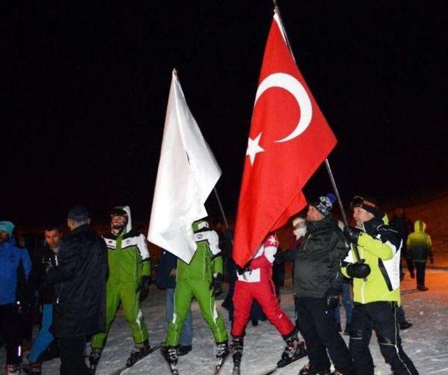 Bitlis'teki Meşaleli Kayak Gösterisi Ilgiyle Izlendi