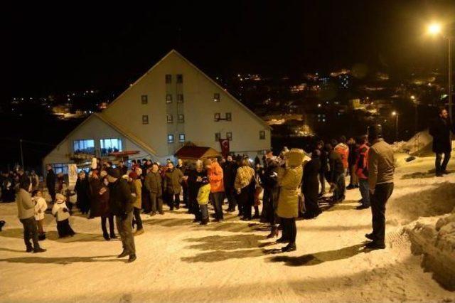 Bitlis'teki Meşaleli Kayak Gösterisi Ilgiyle Izlendi