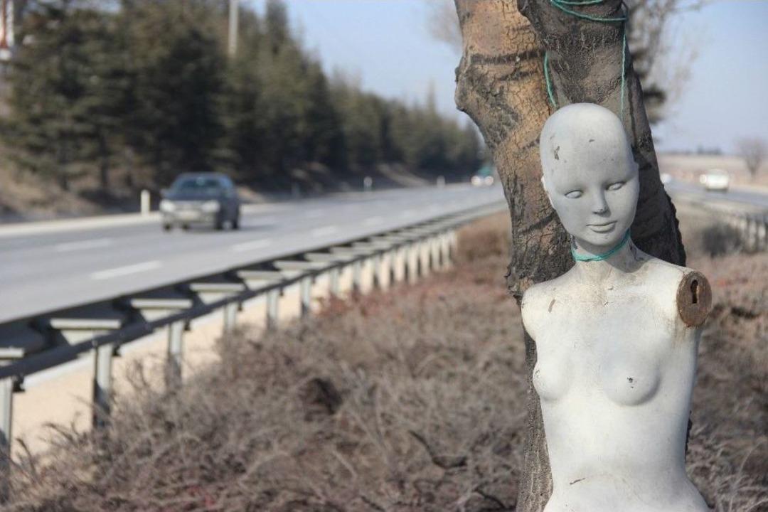 (&ouml;zel Haber) Eskişehir &Ccedil;evreyolunda Esrarengiz &Ccedil;ıplak Kadın Mankeni