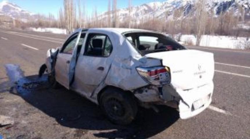 Oltu&rsquo;da Trafik Kazası: 3 Yaralı