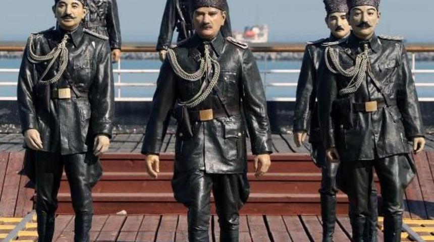 Atat&uuml;rk Ve 18 Silah Arkadaşının Heykelleri Bakımsız Kaldı