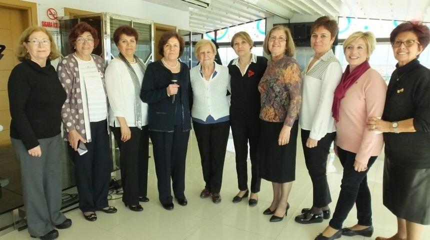 Burhaniyeli Kadınlar Yardım Sevenler Derneği&rsquo;nin Yemeğinde Bir Araya Geldi