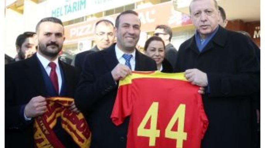 Cumhurbaşkanı Erdoğan&rsquo;a Evkur Yeni Malatyaspor Forması