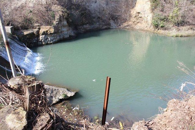 Serinlemek İçin Gölete Giren İki Çocuk Ölümden Döndü