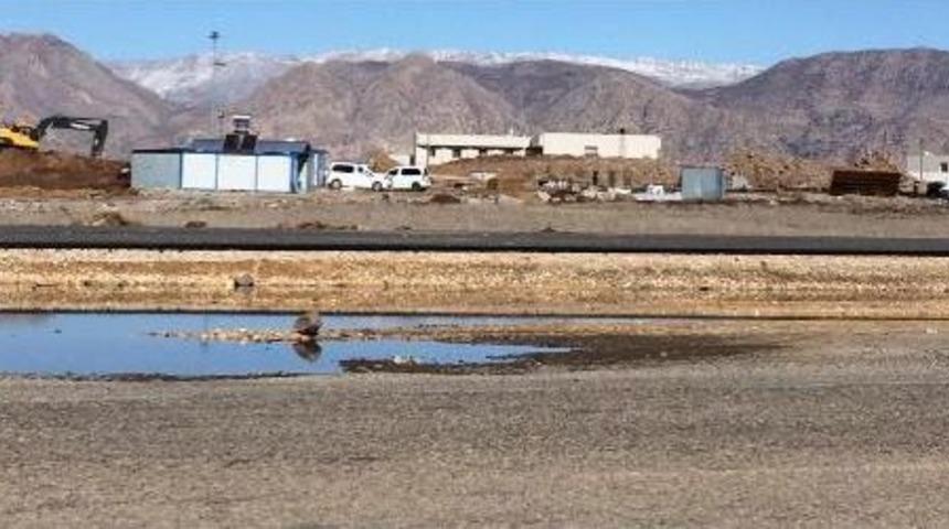 Şırnak'taki Havalimanın Etrafına Beton Duvar &Ouml;r&uuml;l&uuml;yor