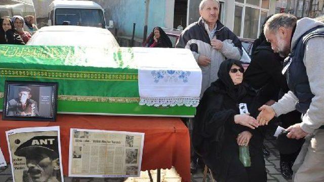 Türkiye’Nin Ilk Sosyalist Muhtarı Toprağa Verildi