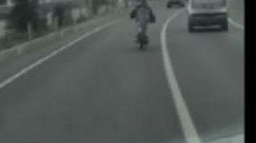 Motosiklet S&uuml;r&uuml;c&uuml;s&uuml;n&uuml;n Karayolunda Tehlikeli Yolculuğu