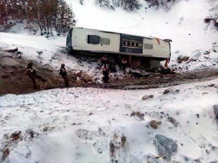 Kayseri'de 21 Yolcunun Yaralandığı Kazada, Otobüse Otomobil Çarpmış