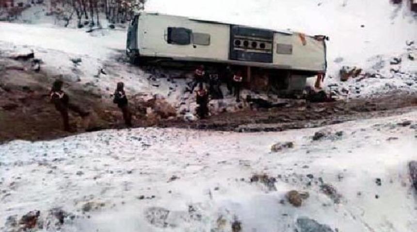 Kayseri'de 21 Yolcunun Yaralandığı Kazada, Otob&uuml;se Otomobil &Ccedil;arpmış