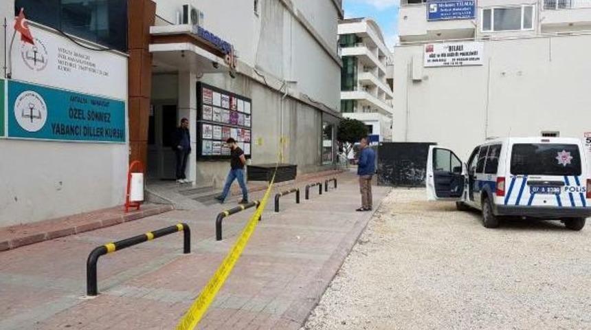 Avm'nin 7'nci Katından D&uuml;ş&uuml;p &Ouml;ld&uuml;