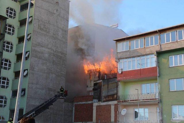 Oltu’da Çatı Katında Çıkan Yangın Korkuttu