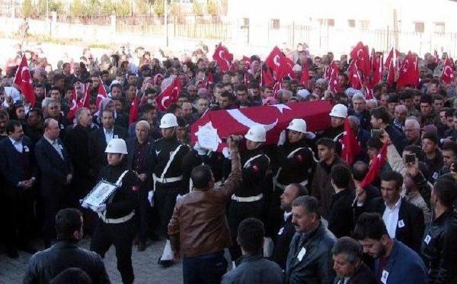 Viranşehir'de Patlama Bölgesinde Insan Uzuvları Bulundu, Şehit Bekçi Toprağa Verildi