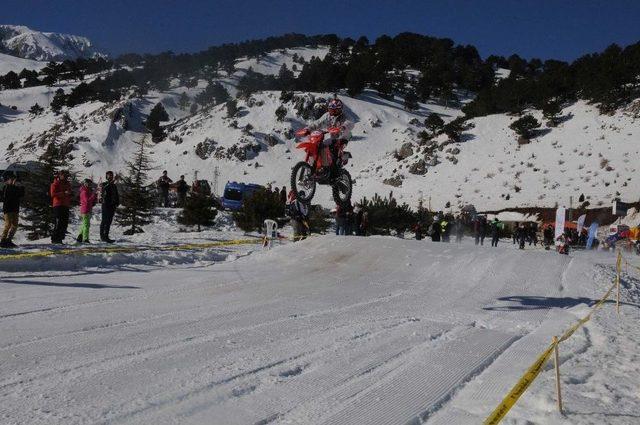 Davraz&rsquo;da Motosnow Yarışları Nefes Kesti 2