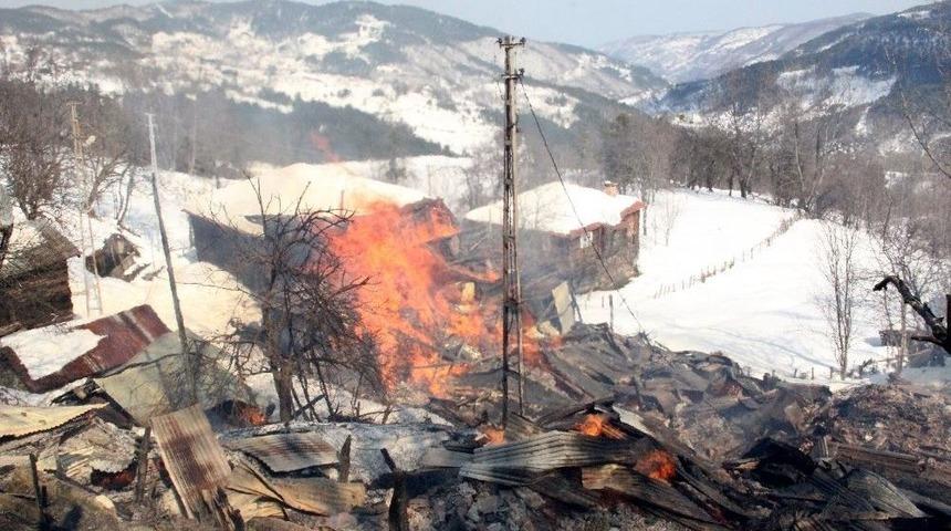 Kastamonu&rsquo;da &Ccedil;ıkan Yangın 7 Evi K&uuml;l Etti