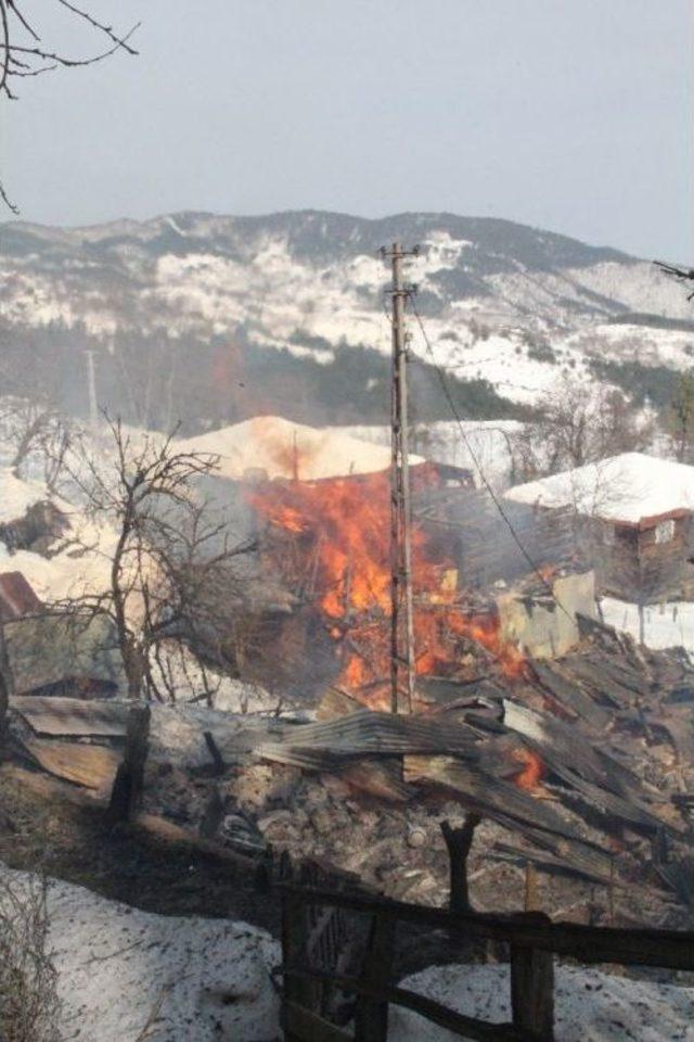 Kastamonu&rsquo;da &Ccedil;ıkan Yangın 7 Evi K&uuml;l Etti 1
