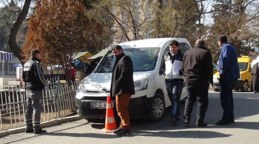 &Uuml;cretsiz İnternet İ&ccedil;in Girdiği Aracın İ&ccedil;erisinde &Ouml;l&uuml; Bulundu