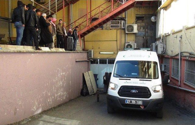 &Uuml;cretsiz İnternet İ&ccedil;in Girdiği Aracın İ&ccedil;erisinde &Ouml;l&uuml; Bulundu 2