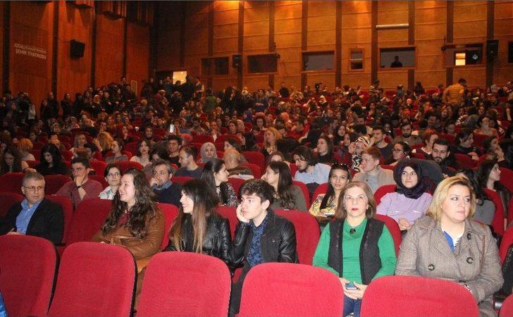 Türkiye’de İlk Kez İşitme Engellilerle Diğer Vatandaşlar Beraber Tiyatro İzledi G4