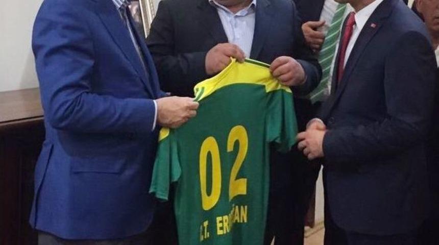 Cumhurbaşkanı Erdoğan’a Özel Forma Hediye Edildi