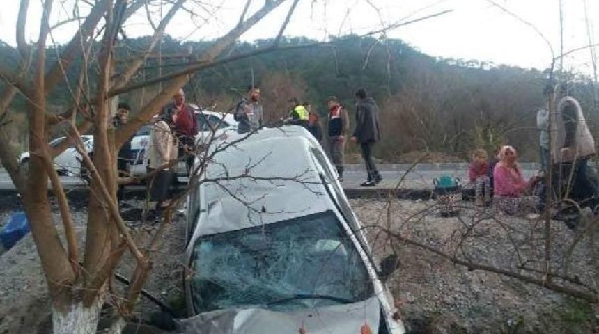 Otomobil Şarampole Yuvarlandı: 2'si Ağır 7 Yaralı