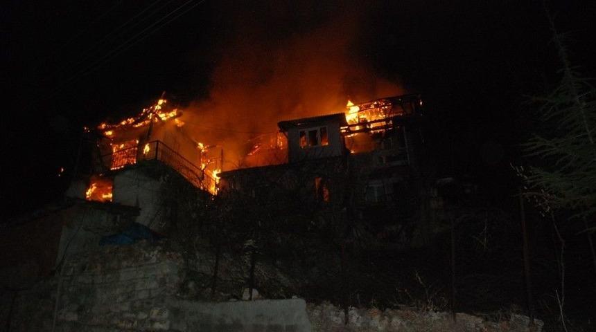 Tokat&rsquo;ta 3 Ev Alevlere Teslim Oldu