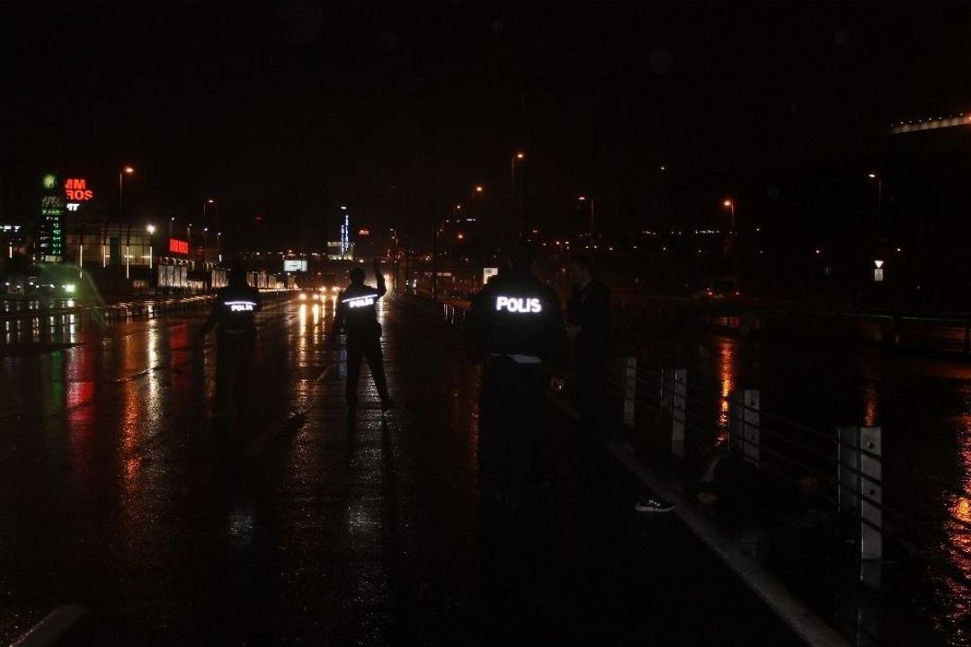 Polisten Ka&ccedil;mak İ&ccedil;in E-5 Karayoluna Atlayan Ş&uuml;pheliye Otomobil &Ccedil;arptı