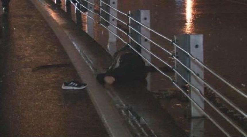 Polisten Ka&ccedil;arak Yola Atlayan Ş&uuml;pheliye Otomobil &Ccedil;arptı