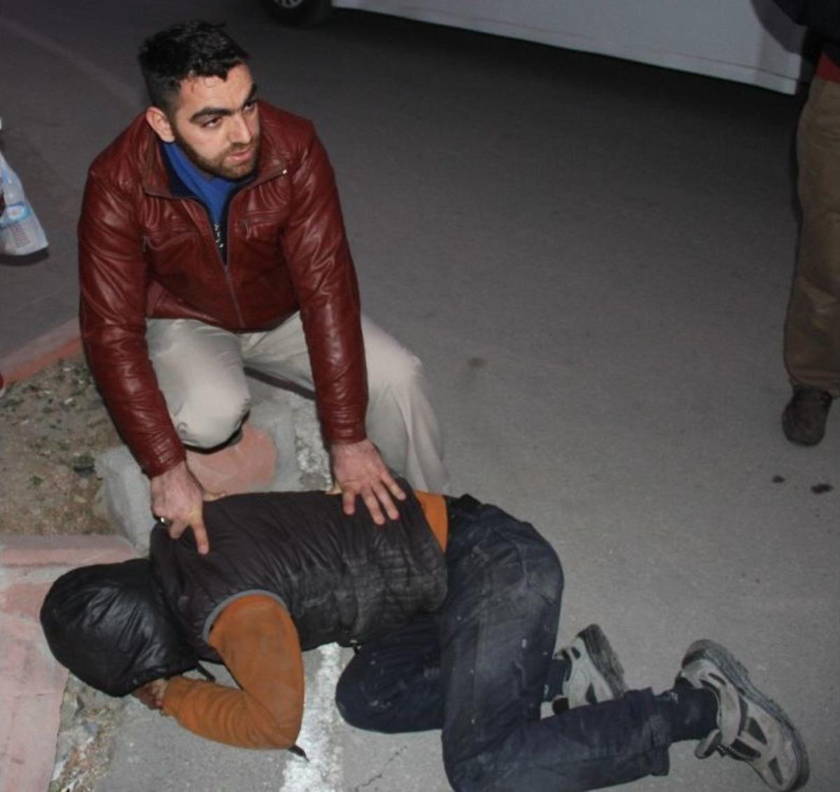 (&ouml;zel) Hırsızı Kovaladı, Yakaladı, Polise Teslim Etti