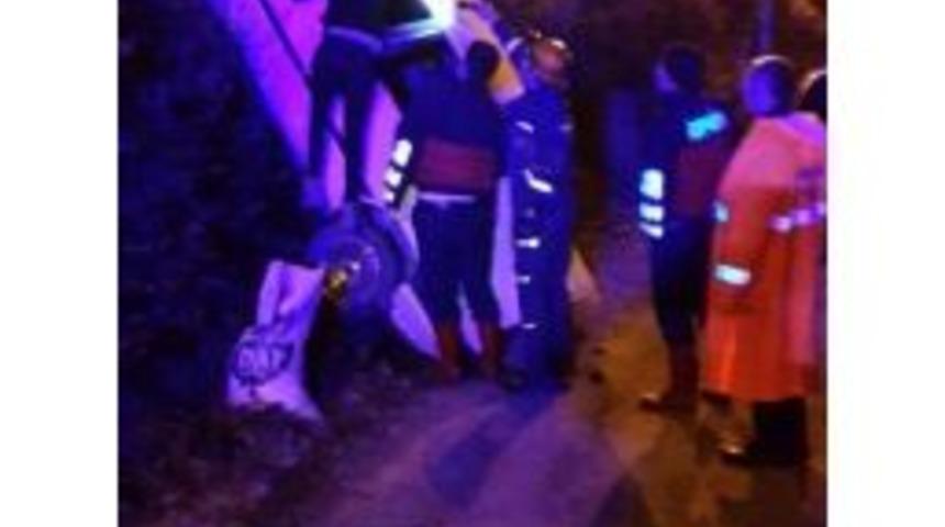 Zonguldak&rsquo;ta Otomobil Şarampole Yuvarlandı; 3 Yaralı