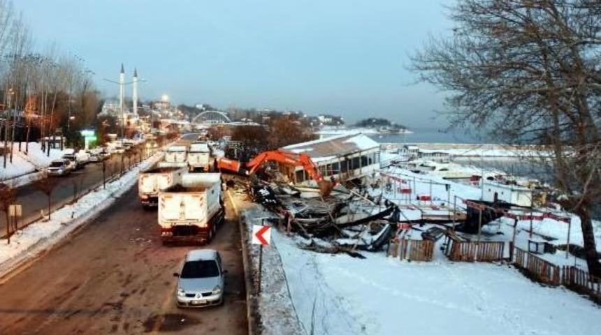 Edremit Sahilindeki Ka&ccedil;ak Yapılara Şafak Operasyonu