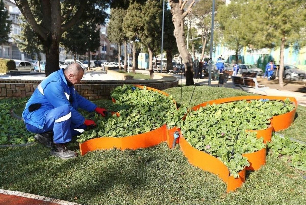Konak&rsquo;ta Parklar Renkleniyor