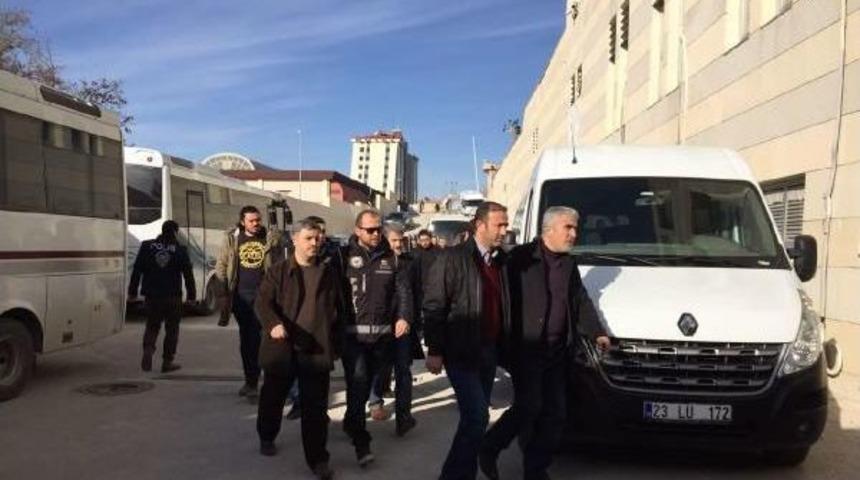 Elazığ'da Fet&ouml;/pdy Operasyonunda Yakalanan 18 Kişi Adliyede