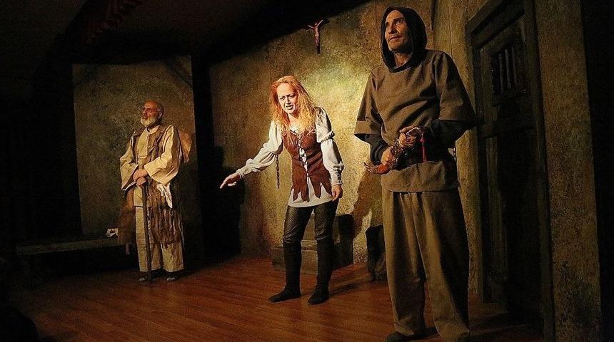 Mezitli Belediyesi Oda Tiyatrosu, &lsquo;jeanne D&rsquo;arc&rsquo;ın &Ouml;teki &Ouml;l&uuml;m&uuml;&rsquo; İle Perdelerini A&ccedil;tı