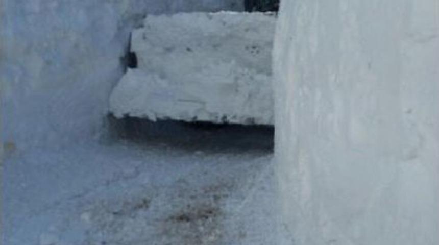 Y&uuml;ksekova'da Ekipler Metrelerce Karla M&uuml;cadele Ediyor