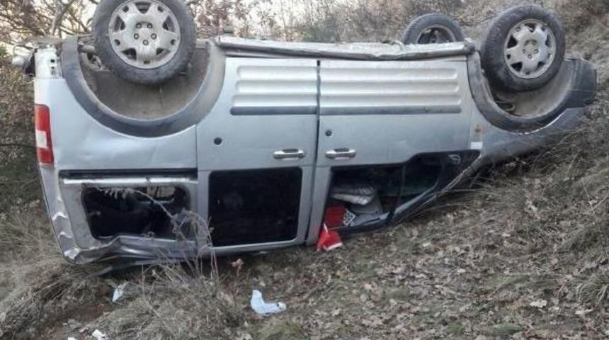 Hafif Ticari Ara&ccedil; Şarampole Yuvarlandı: 6 Yaralı