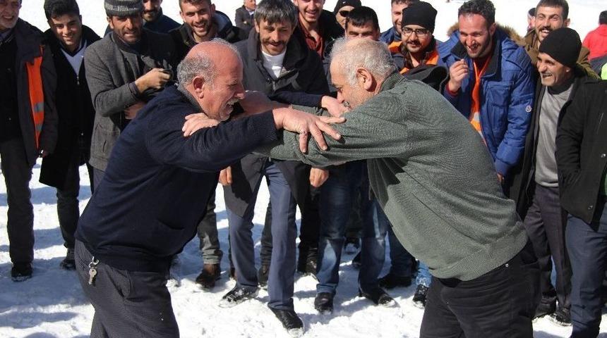 Kar &Uuml;st&uuml;nde G&uuml;reş Tuttular