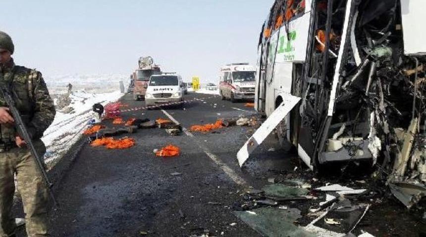 Iğdır'da Yolcu Otob&uuml;sleri &Ccedil;arpıştı: 7 &Ouml;l&uuml; (3)