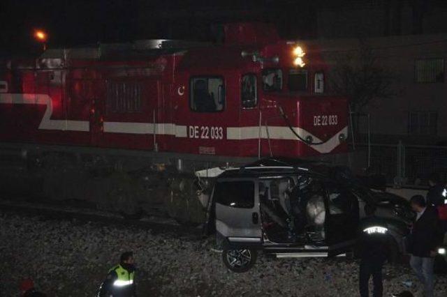 Yolcu Treninin Çarptığı Otomobilde Ölenlerin Sayısı 2'ye Yükseldi
